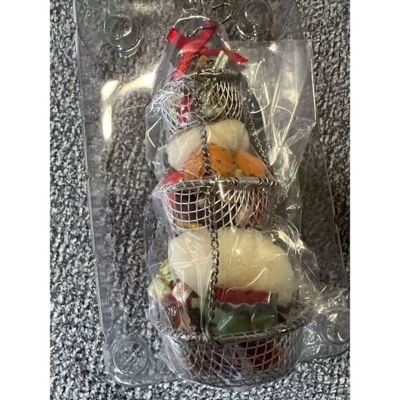 2003 Hallmark Ornament DELICIOUS CHRISTMAS Metal Hanging Food Fruit Baskets - Picture 5 of 7